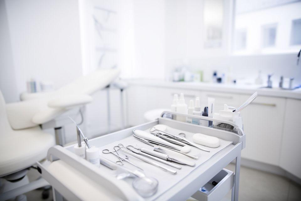 Heller Behandlungsraum in Zürich mit gepflegtem Brow-Tisch, weichem Licht und geordneten Produkten
