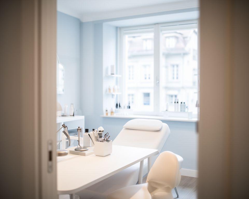 Elegantes Brow-Studio in Zürich mit heller Fensterfront, klaren Arbeitsflächen und ruhiger Atmosphäre